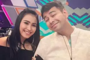 Ini harga outfit Ayu Ting Ting saat dipakai foto bareng Raffi Ahmad
