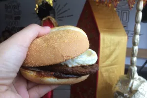 Sensasi burger rendang, burger khusus sambut HUT RI ke-72
