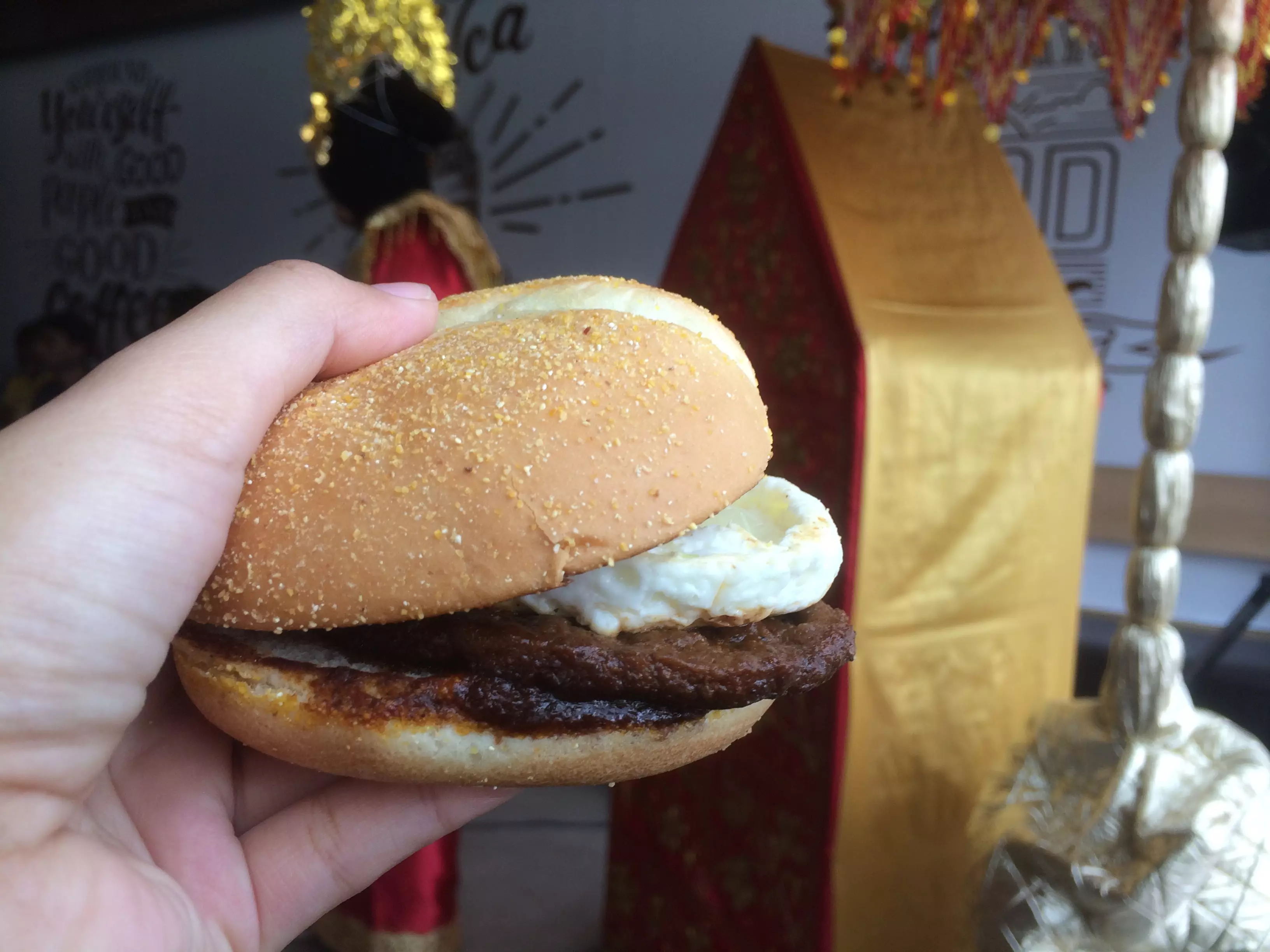 Sensasi burger rendang, burger khusus sambut HUT RI ke-72