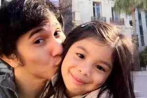 Rela didandani anak, 12 foto ini bukti Vino G Bastian jadi papa idaman