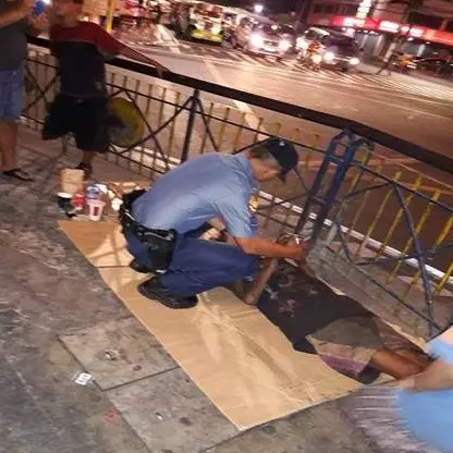 Tak biasa, yang dilakukan polisi pada tuna wisma ini bikin terenyuh