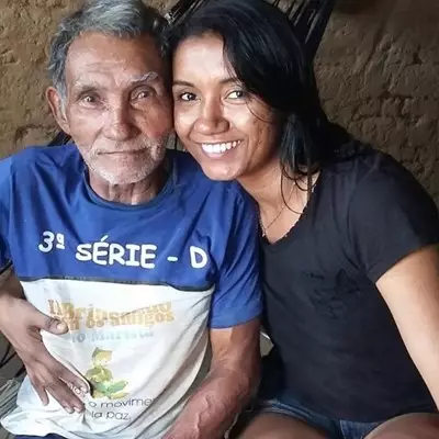 Potret penyandang cacat hadiri wisuda putrinya ini bikin tersentuh