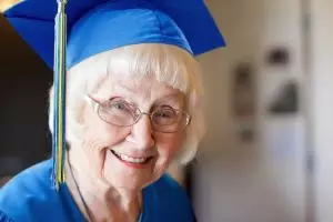 Nenek tujuh cucu ini baru lulus sarjana di usia 95 tahun