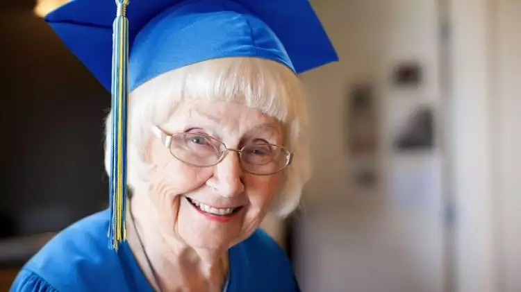 Nenek tujuh cucu ini baru lulus sarjana di usia 95 tahun