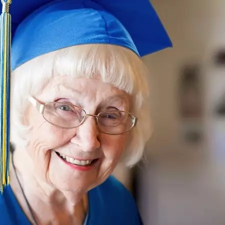 Nenek tujuh cucu ini baru lulus sarjana di usia 95 tahun