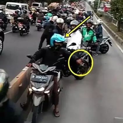 Lagi, kelakuan pengendara motor di busway Jakarta ini bikin geretan!