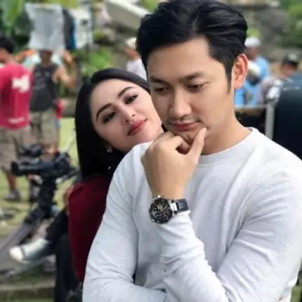9 Potret momen manis Dewi Perssik dan manajernya, jadian nggak sih?