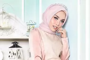 10 Foto cantiknya Medina, hijaber miliarder calon ipar Ayu Azhari