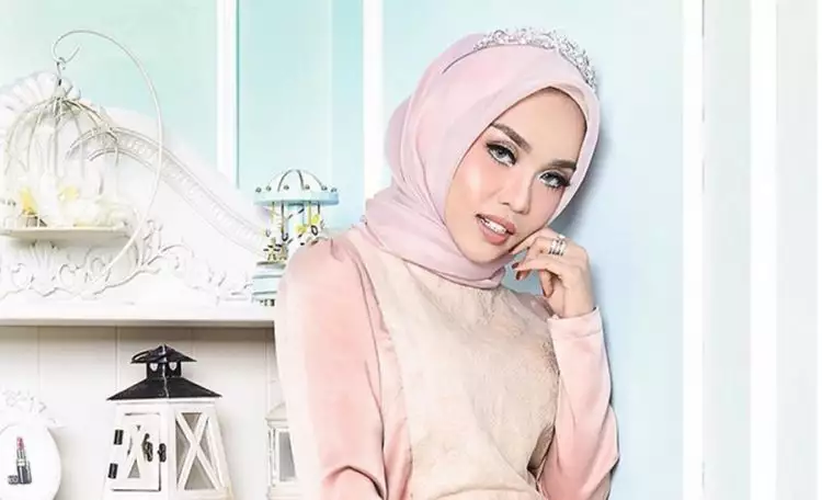 10 Foto cantiknya Medina, hijaber miliarder calon ipar Ayu Azhari