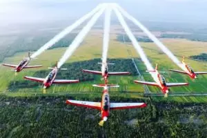 Tim aerobatik TNI AU sambut mahasiswa baru Kampus Biru, keren abis!