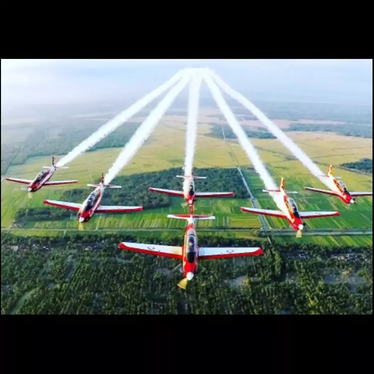 Tim aerobatik TNI AU sambut mahasiswa baru Kampus Biru, keren abis!