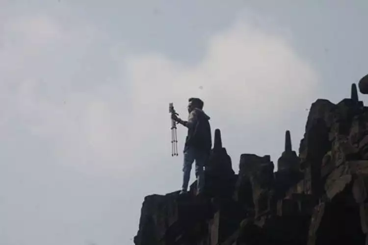 Orang selfie sambil panjat Candi Borobudur ini tuai kecaman