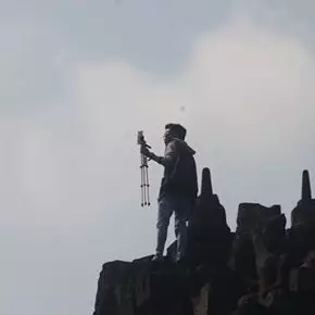 Orang selfie sambil panjat Candi Borobudur ini tuai kecaman