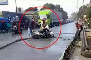 'Emak-emak' nekat lewati jalan beton basah ini bikin geleng-geleng