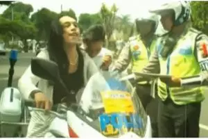 Video dua waria kena tilang ini dijamin bikin susah berhenti ngakak