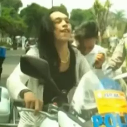 Video dua waria kena tilang ini dijamin bikin susah berhenti ngakak