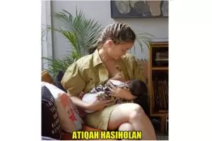 5 Seleb cantik ini tak sungkan unggah foto menyusui bayinya di medsos