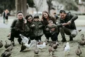 7 Sebutan nama keluarga artis ini unik abis, kompak banget deh!