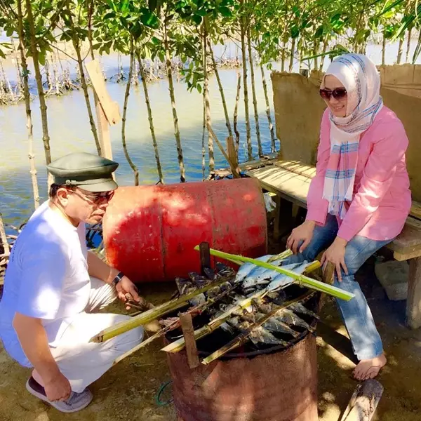 10 Foto mesra Gubernur Aceh-istri, tak kalah dari Ridwan Kamil-Atalia