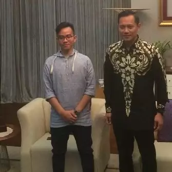 Begini potret gaya santai Gibran vs AHY, kamu pilih siapa nih?