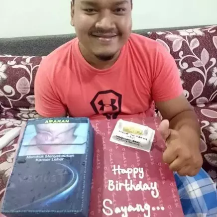 Suami perokok ulang tahun, sang istri sindir keras lewat kue ultah