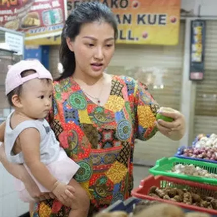 7 Seleb cantik ini pergi belanja sambil bawa anak, mama idaman nih