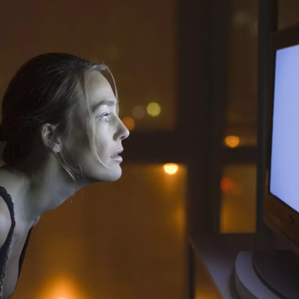 5 Risiko kesehatan jika kamu kecanduan nonton TV,  waspada ya