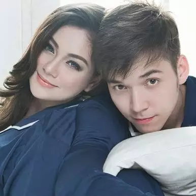Stefan William ultah, Celine Evangelista beri bunga &amp; ciuman mesra!