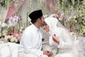 10 Pernikahan tersingkat selebriti, ada yang cuma berumur 55 jam