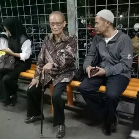 Kesederhanaan Syafii Maarif ini kembali membuat netizen kagum