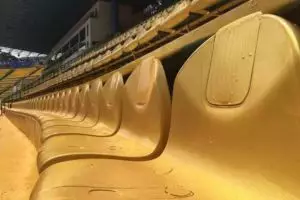 Selalu kalah saat laga kandang, klub bola ini ganti warna stadionnya