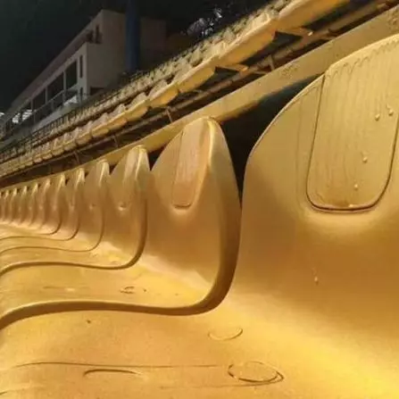 Selalu kalah saat laga kandang, klub bola ini ganti warna stadionnya