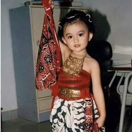 Yuk tebak-tebakan, 10 foto masa kecil artis Indonesia ini kamu kenal?