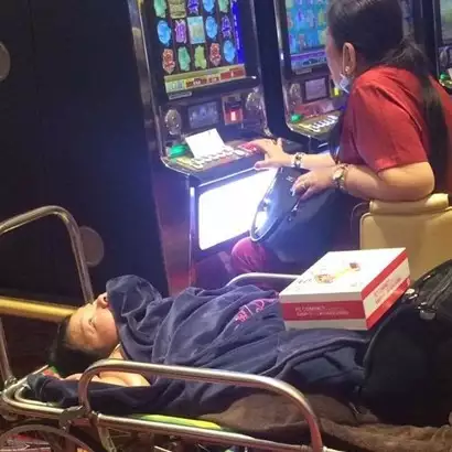 Berjudi di kasino, wanita ini boyong putrinya yang difabel