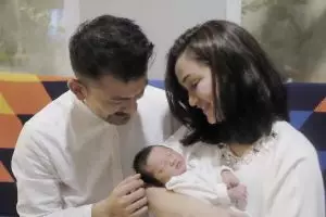 Jadi orangtua baru, ini 7 potret harmonis keluarga Rio Dewanto-Atiqah