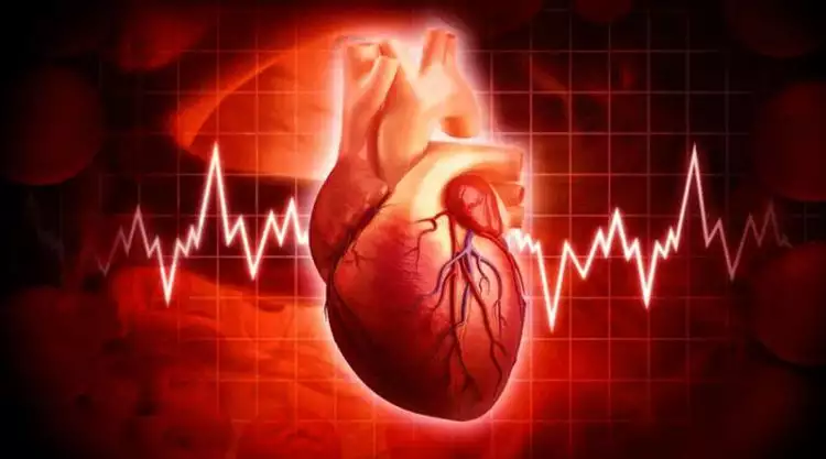 Ini lho beda debar jantung saat jatuh cinta vs penyakit berbahaya