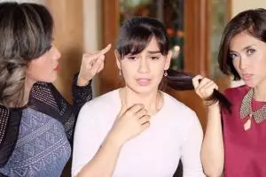 Perankan karakter musuhan, 8 seleb ini berteman akrab di dunia nyata