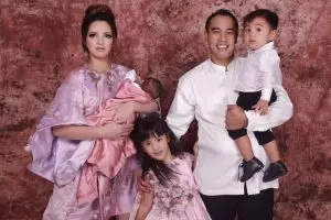 10 Seleb seksi ini dinikahi bos perusahaan besar