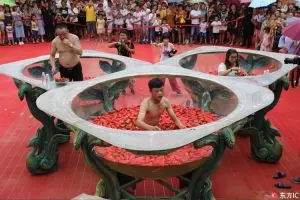 Begini potret lomba makan cabai di bak raksasa yang 'panas'