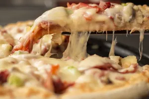 7 Topping pizza ini nyeleneh banget, ada yang pakai setandan pisang