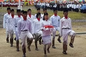 10 Potret aksi Paskibra di lapangan berlumpur ini bikin salut