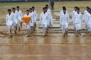 10 Foto perjuangan Paskibra kibarkan Merah Putih di medan penuh lumpur