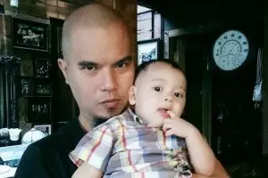 Usai kaus tema agama, kini beredar foto Ahmad Dhani berkaus palu arit