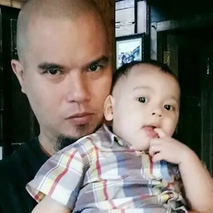 Usai kaus tema agama, kini beredar foto Ahmad Dhani berkaus palu arit