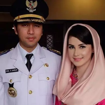 Potret suami Arumi Bachsin ngulek sambel ini viral, sederhana banget