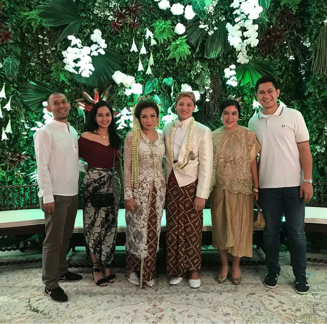 Lepas status lajang, ini 10 foto bahagia pernikahan Moreno Soeprapto