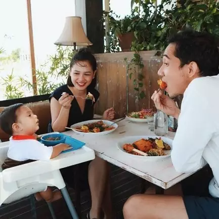 10 Potret harmonisnya keluarga Andien, cuek meski tuai pro kontra