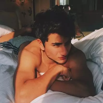 10 Foto gantengnya Ibrahim, putra aktor top Bollywood Saif Ali Khan