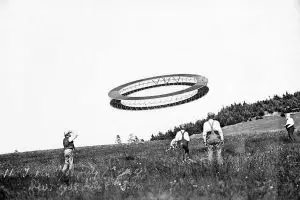 10 Foto langka layang-layang buatan penemu telepon, A Graham Bell