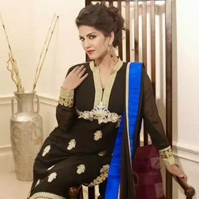 10 Foto mantan bintang porno Sunny Leone pakai busana tertutup, anggun